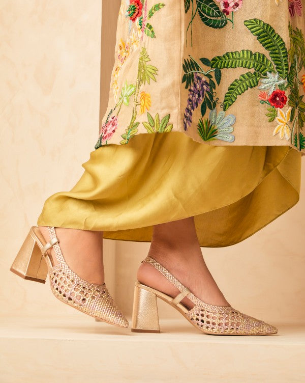 High heels footwear collection || catwalk in heels 👠 ||catwalk in saree  ,sandal #60@aashiyanatips - YouTube
